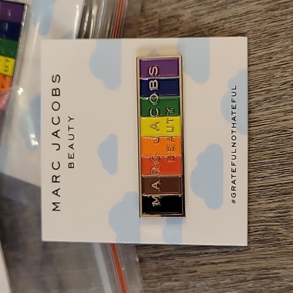Marc Jacob's pride pins - Picture 2 of 3